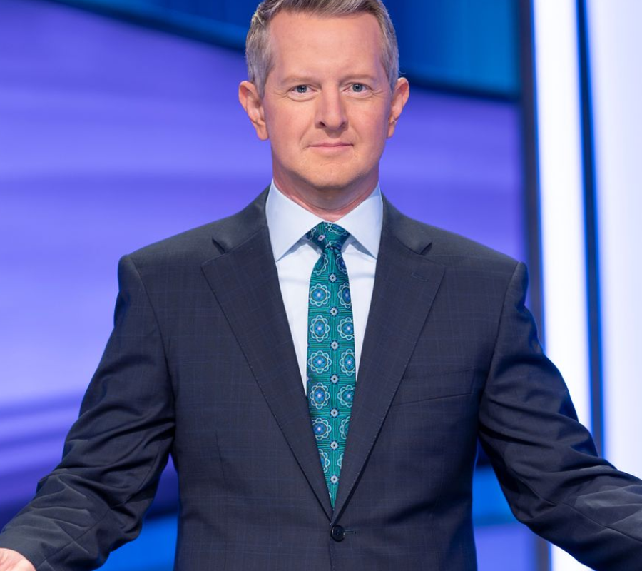 Ken Jennings didn’t just forget he applied to Jeopardy!—he totally forgot he even applied… until the call came a full year later! Once he got the news, he had just three weeks to cram. Oh, and he prepped by studying cocktail menus and standing behind a recliner he pretended was a contestant podium